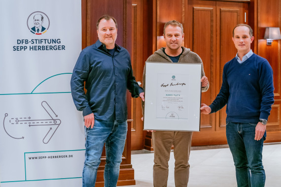 Hansi Flick (Mitte) mit Michel Herberger (li) und Tobias Wrzesinski