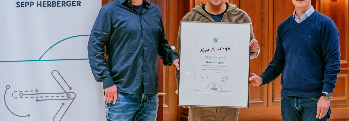 Hansi Flick (Mitte) mit Michel Herberger (li) und Tobias Wrzesinski