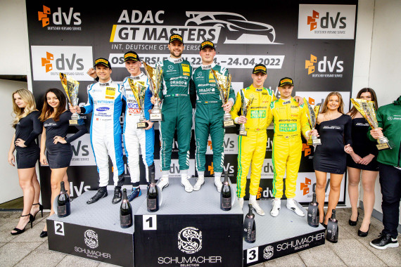 Die strahlenden Sieger auf dem Podium des ADAC GT Masters