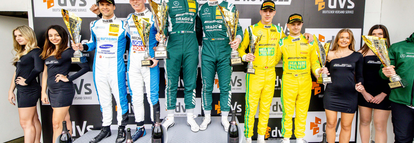 Die strahlenden Sieger auf dem Podium des ADAC GT Masters