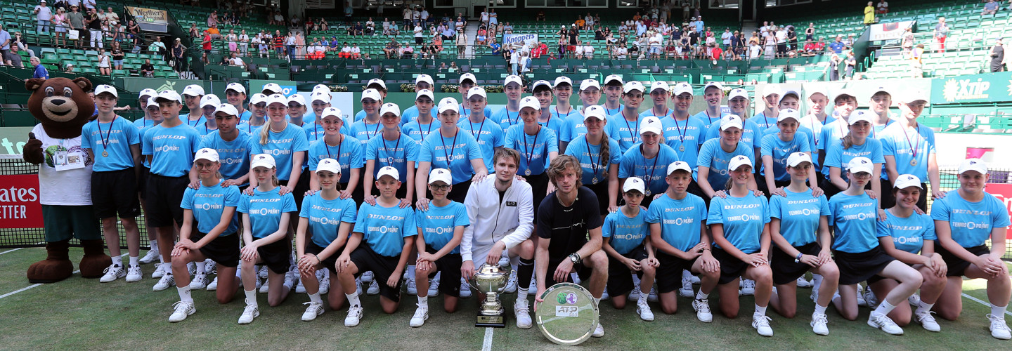 Die Ballkinder im Gruppenbild mit Sieger Alexander Bublik und Finalist Andrey Rublev.