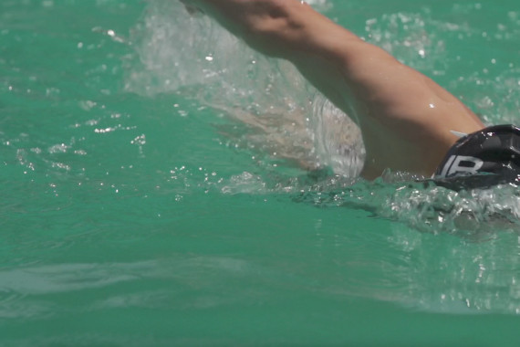 Schnittbilder vom Schwimmtraining der Triathleten.