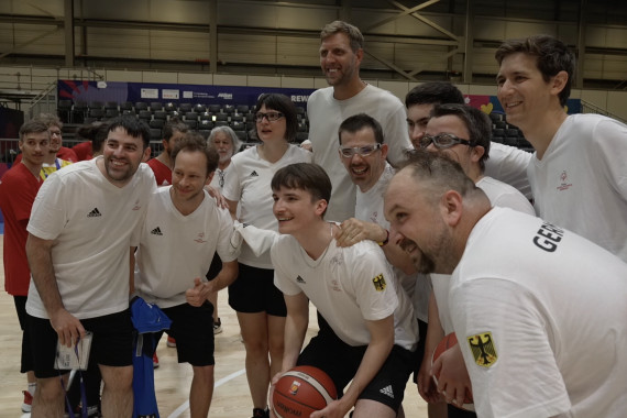 Footage von Dirk Nowitzki und Britta Heidemann, die am Tag der Eröffnungsfeier ein Basketball-Training besucht haben.