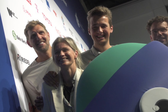 Basketball-Superstar Dirk Nowitzki begleitet die Weltspiele der Special Olympics in Berlin. Am Tag der Eröffnungsfeier spricht er u.a. über seine Rolle beim Event und besucht eine Trainingseinheit der deutschen Mannschaft.