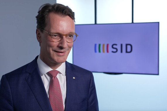 Im Interview spricht der Ministerpräsident des Landes Nordrhein-Westfalen u.a. über die Bedeutung des Breitensports in der Bundesrepublik und über die Bewerbung der Region Rhein-Ruhr zur Ausrichtung der Olympischen Spiele.