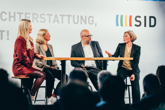 Diskussionsrunde: Moderatorin Anna Sara Lange, Renate Lingor (Fußball-Weltmeisterin 2003 und 2007), SID-Chefredakteur Cai-Simon Preuten und Dr. Inga Oelrichs (SpoHo) (vlnr)