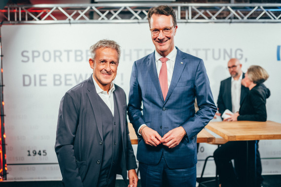 Pierre Littbarski (früherer Fußball-Nationalspieler und Weltmeister 1990) mit NRW-Ministerpräsident Hendrik Wüst, MdL