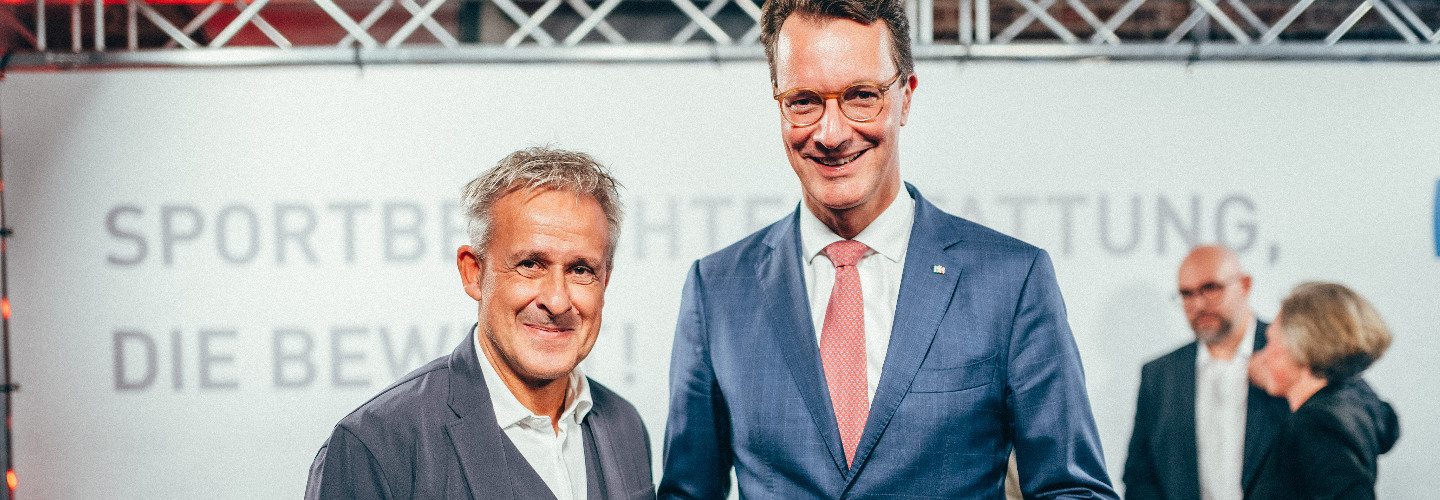 Pierre Littbarski (früherer Fußball-Nationalspieler und Weltmeister 1990) mit NRW-Ministerpräsident Hendrik Wüst, MdL