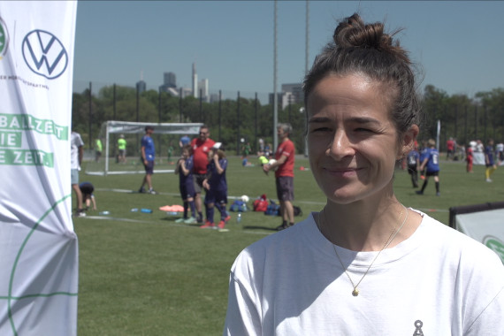 Im Interview spricht Lena Lotzen, Ex-Nationalspielerin, Co-Trainerin der U-17 Juniorinnen sowie Jugendkoordinatorin beim 1. FC Köln, u.a. über die Wichtigkeit des Nachwuchsbereiches für den Profi-Bereich und die langfristig positiven Effekte der neuen Spielformen.