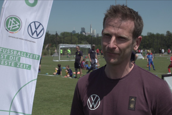 Im Interview spricht Dominik Wrasmann, Sprecher Sportkommunikation Volkswagen AG, u.a. über die Einführung der neuen Spielformen durch die Kinderfußball-Tour und die besondere Vorfreude auf die EURO 2024 als Partner der Nationalmannschaft.