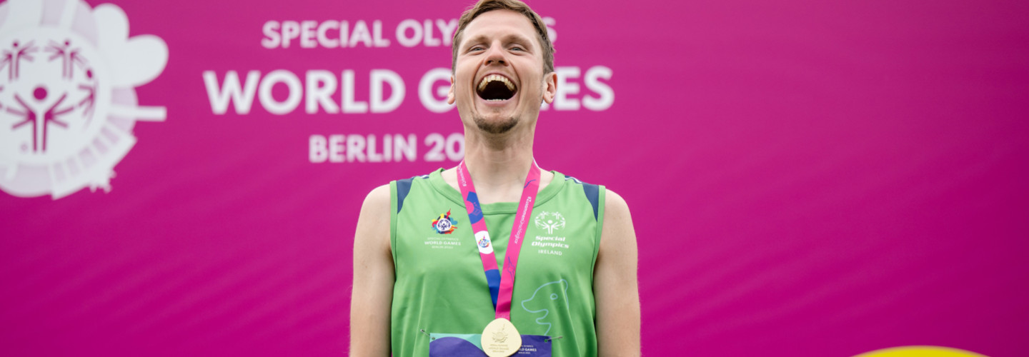 Timothy Morahan freut sich über seine Goldmedaille