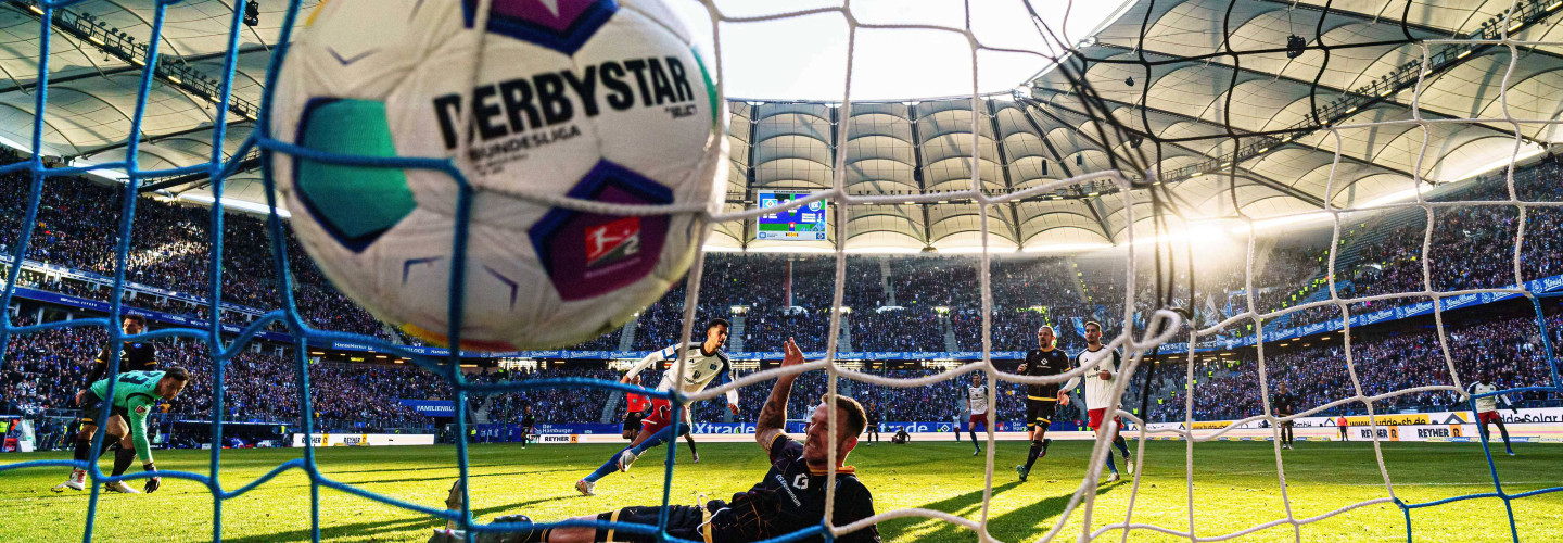 Robert Glatzel erzielt den 3:3 Ausgleich, Ball im Tor aus der Hintertor-Perspektive, Hamburger SV - Karlsruher SC, Volksparkstadion Hamburg, 28. Januar 2024